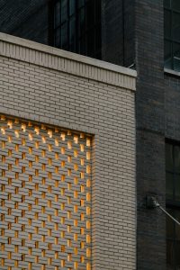 آجر و شیشه در طراحی نمای ساختمان گالری لایکا
