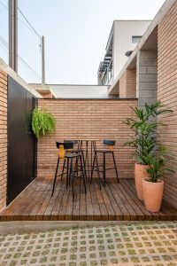 بتن و آجر در نمای مسکونی
