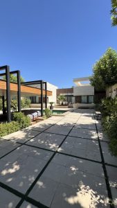 معماری ویلا حیاط
