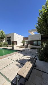 معماری ویلا حیاط