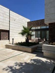 معماری ویلا حیاط
