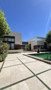 معماری ویلا حیاط