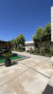 معماری ویلا حیاط