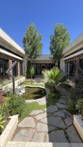 معماری ویلا حیاط
