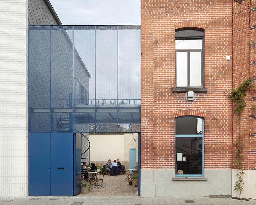 آجر در ساختمان مسکونی تجاری