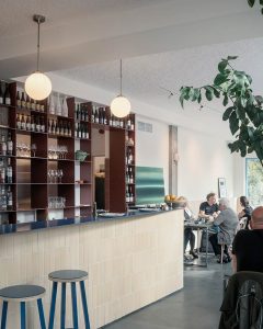 آجر در ساختمان مسکونی تجاری