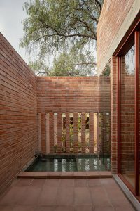 آجر در ساختمان مسکونی مدرن