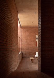 آجر در ساختمان مسکونی مدرن