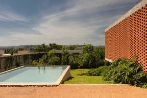 بافت آجر و بتن در ویلا