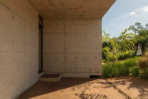 بافت آجر و بتن در ویلا