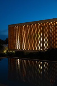 بافت آجر و بتن در ویلا