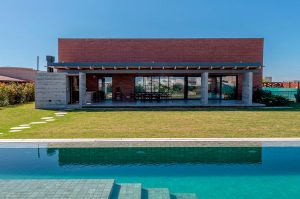 آجر در ساختمان ویلا مدرن