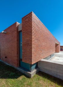 آجر در ساختمان ویلا مدرن