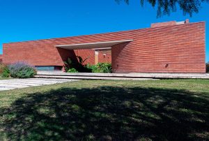 آجر در ساختمان ویلا مدرن