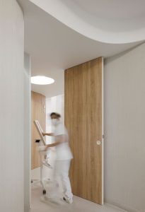 چوب در طراحی داخلی کلینیک دندانپزشکی