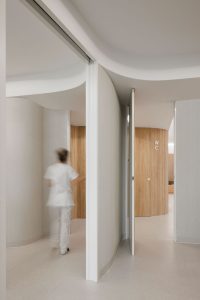 چوب در طراحی داخلی کلینیک دندانپزشکی