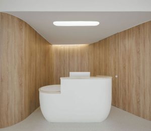 چوب در طراحی داخلی کلینیک دندانپزشکی