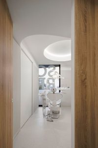 چوب در طراحی داخلی کلینیک دندانپزشکی