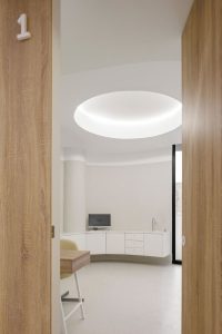 چوب در طراحی داخلی کلینیک دندانپزشکی