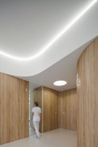 چوب در طراحی داخلی کلینیک دندانپزشکی