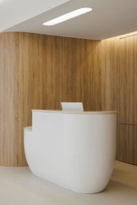 چوب در طراحی داخلی کلینیک دندانپزشکی