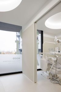 چوب در طراحی داخلی کلینیک دندانپزشکی