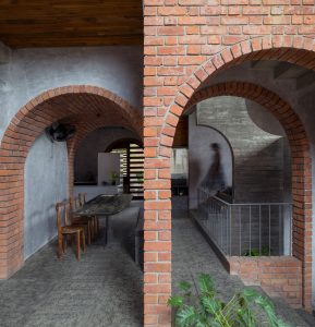 بتن و آجر در ساختمان مسکونی