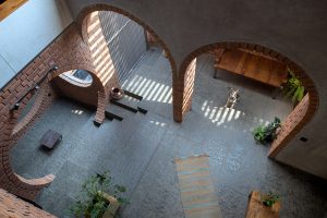 بتن و آجر در ساختمان مسکونی