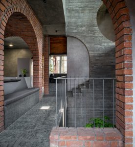 بتن و آجر در ساختمان مسکونی