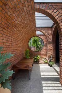 بتن و آجر در ساختمان مسکونی