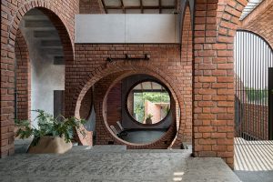 بتن و آجر در ساختمان مسکونی