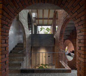 بتن و آجر در ساختمان مسکونی