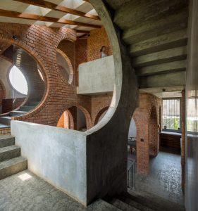 بتن و آجر در ساختمان مسکونی